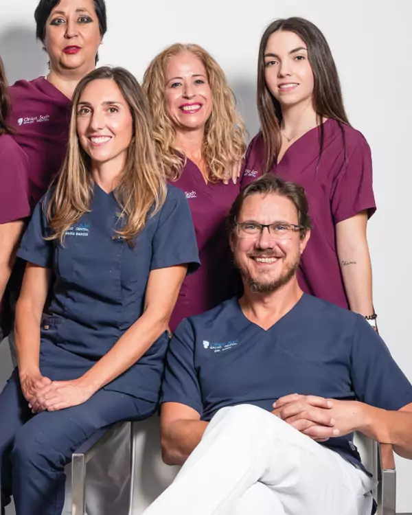 Dr. Joan Such, la Dra. María García Obeso y parte del equipo de Clínica Dental Such